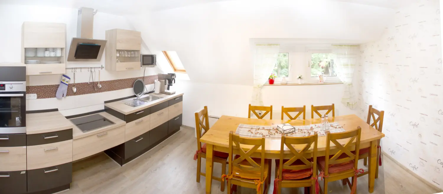 Rael Boardinghouse – Küche + Essbereich