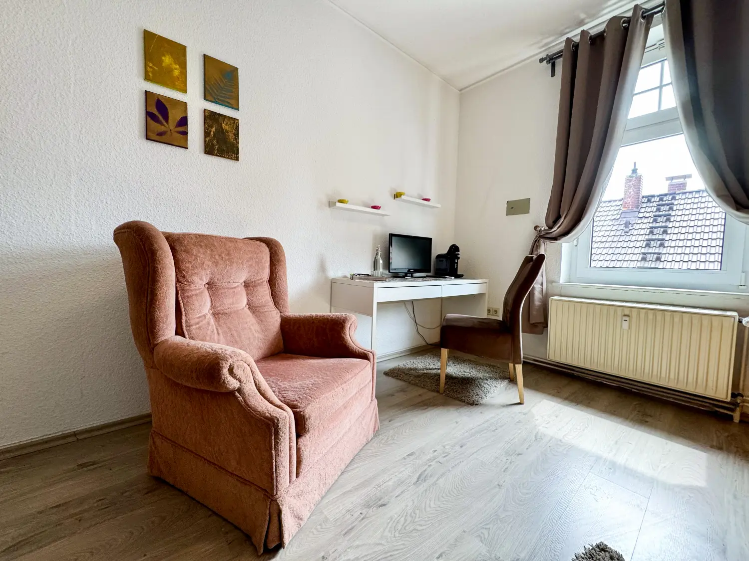 Rael Boardinghouse – Arbeitstisch-Ecke