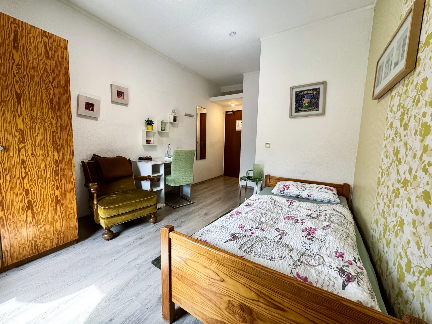 Rael Boardinghouse – Arbeitstisch-Ecke