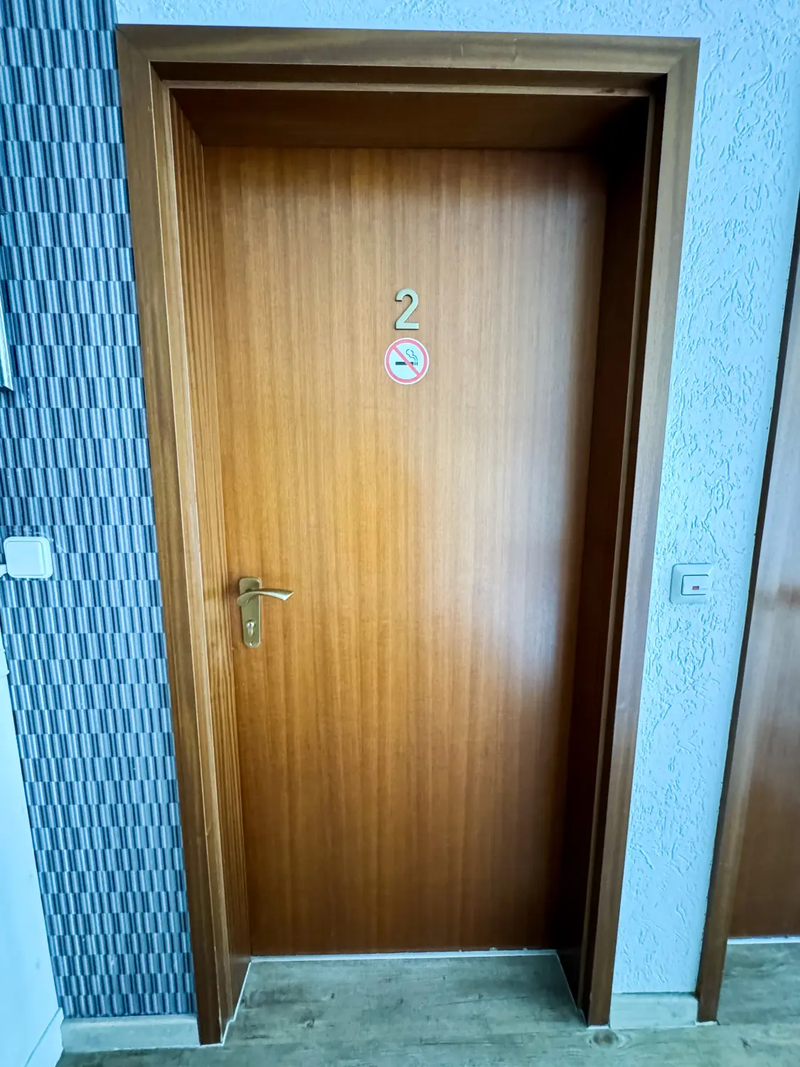 Rael Boardinghouse – Zimmer 2 Tür