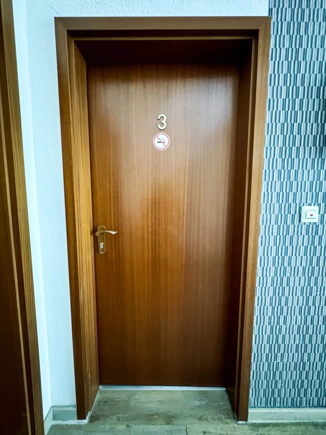 Rael Boardinghouse – Zimmer 3 Tür