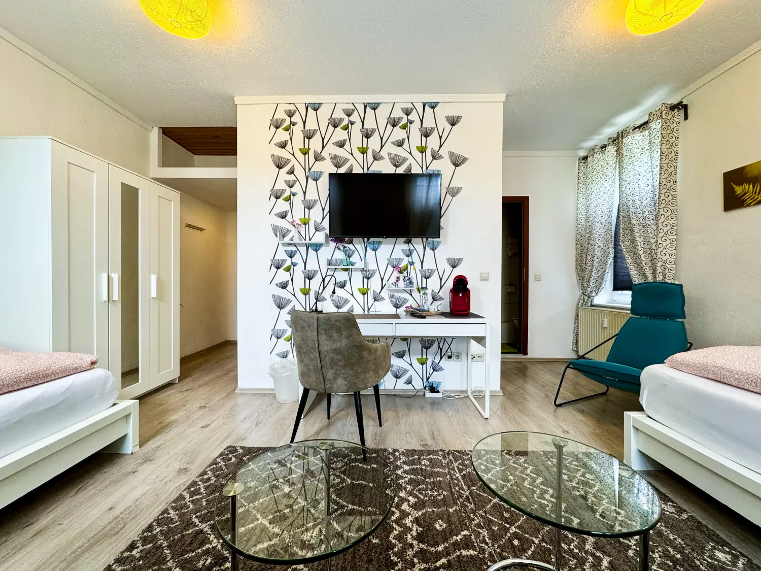 Rael Boardinghouse – Arbeitstisch-Ecke