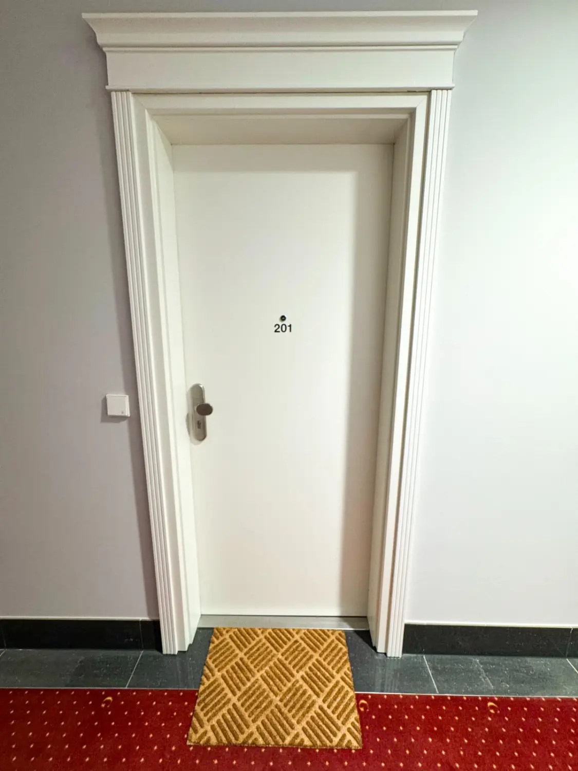Rael Boardinghouse – Apartment 1 Zimmer Tür